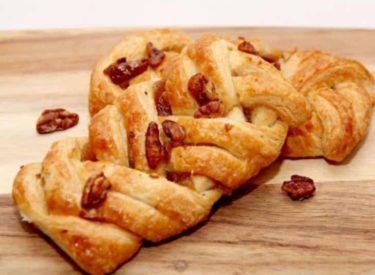 Le feuilleté caramélisé aux pommes et aux noix
