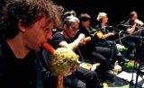 A Vienne, un orchestre joue de la musique avec des légumes !