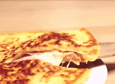 La galette de pomme de terre au jambon et au fromage