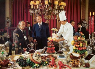 Salvador Dali et sa femme aux fourneaux