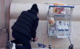 Un artiste street-art crée un caddie solidaire