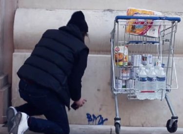 Un artiste street-art crée un caddie solidaire