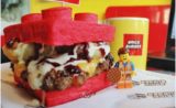 Ce restaurant propose des burgers avec des formes de Lego