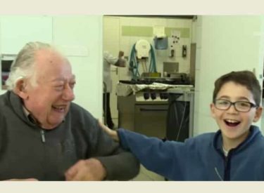 Des personnes âgées invités à la cantine pour manger et discuter avec les enfants