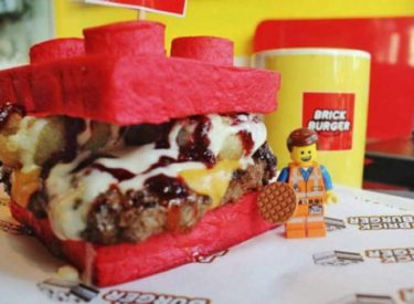 Ce restaurant propose des burgers avec des formes de Lego