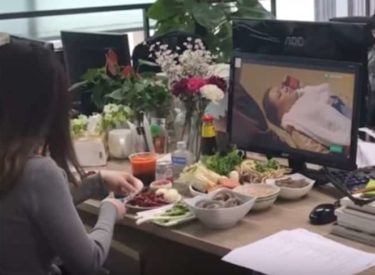 Cette jeune femme nous montre comment cuisiner avec du matériel de bureau !