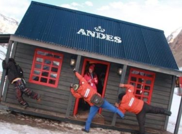 Insolite : un bar incliné à 45 ° a ouvert ses portes en Argentine !