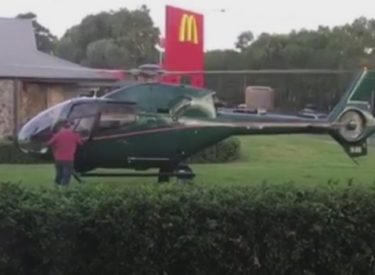 Il vient chercher son menu au Mcdo en hélico !