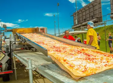 Voici la pizza la plus longue du monde !