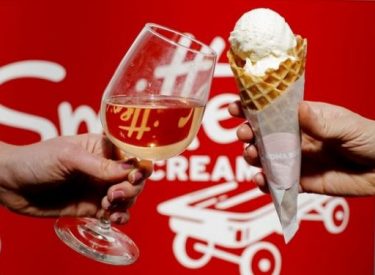 La nouveauté rafraîchissante de cet été : la boule de glace au rosé !