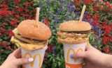 Insolite : au Japon, on plante sa paille dans un burger !