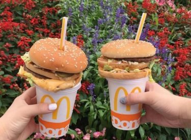 Insolite : au Japon, on plante sa paille dans un burger !