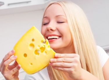 Pourquoi aimons-nous les fromages qui sentent très fort ?