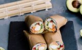 Après le sushi burger, le monde accueille le sushi burrito