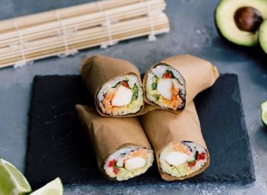 Après le sushi burger, le monde accueille le sushi burrito