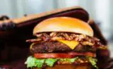 La chaîne de burgers Carl’s JR ouvre une franchise en France