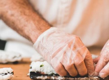 Porter des gants en cuisine n’est pas aussi sain et protecteur qu’on le croit !