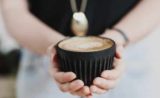 Une marque australienne crée des tasses avec des coques de grains de café recyclées