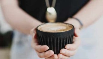 Une marque australienne crée des tasses avec des coques de grains de café recyclées