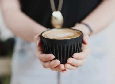 Une marque australienne crée des tasses avec des coques de grains de café recyclées