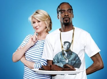 Martha Stewart et Snoop Dogg rejouent « Ghost » pour annoncer le retour de leur show culinaire !