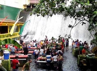 Découvrez ce restaurant paradisiaque situé au pied d’une cascade aux Philippines