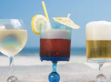 Vous en rêviez, les verres à vin pour la plage sont là !